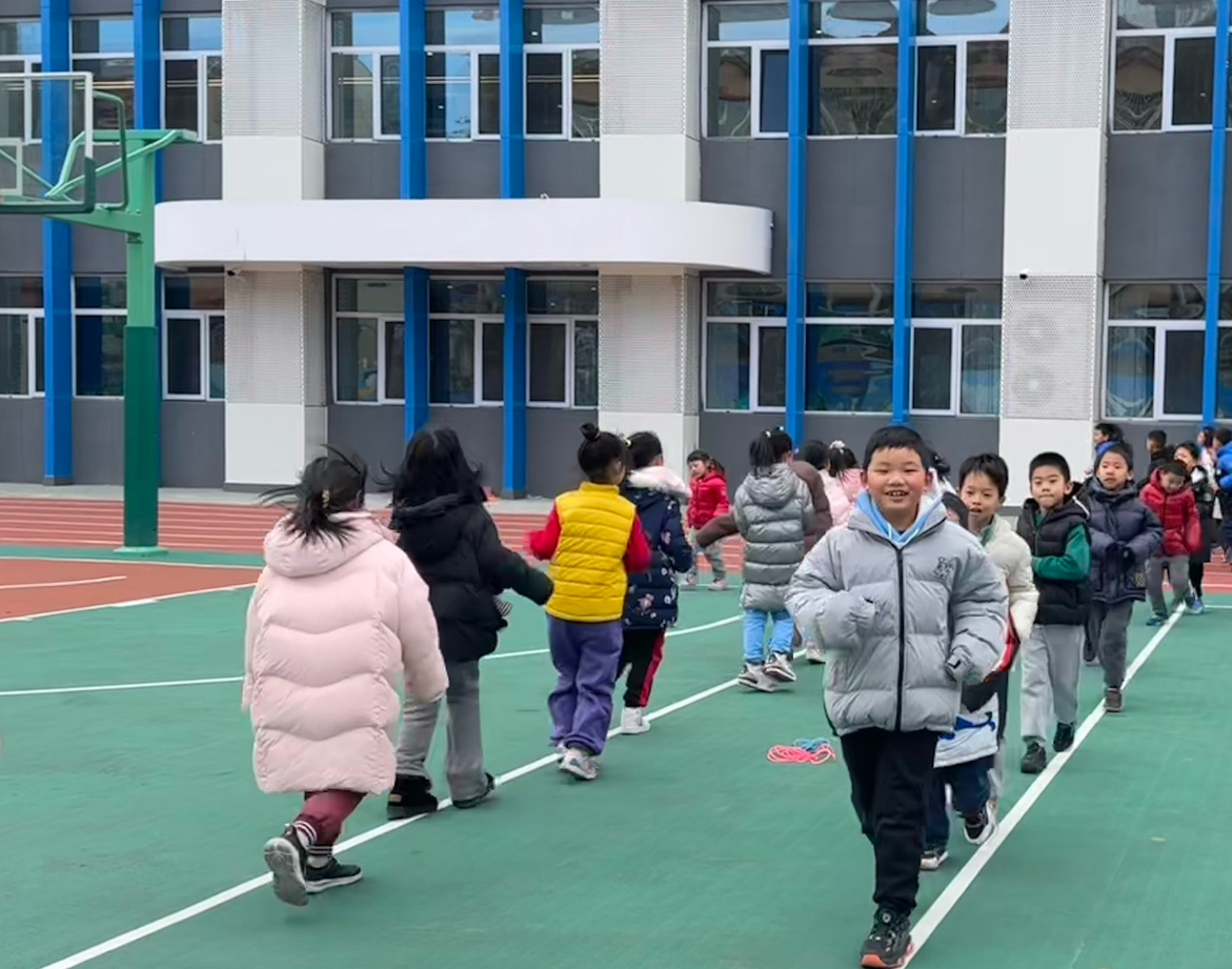 一年級的同學(xué)課間跑步 。學(xué)校供圖
