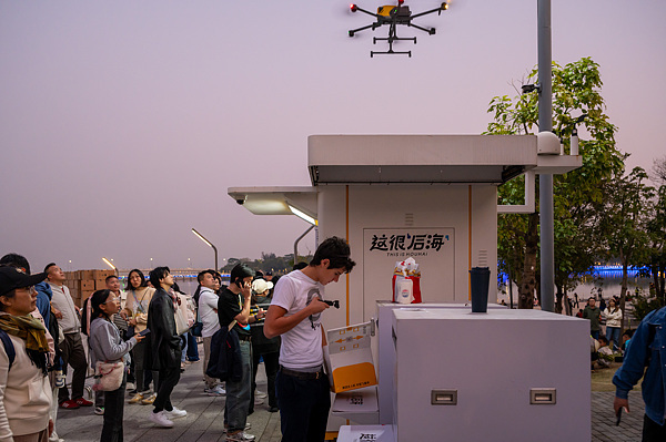 在深圳，外國游客體驗(yàn)無人機(jī)外賣送餐。