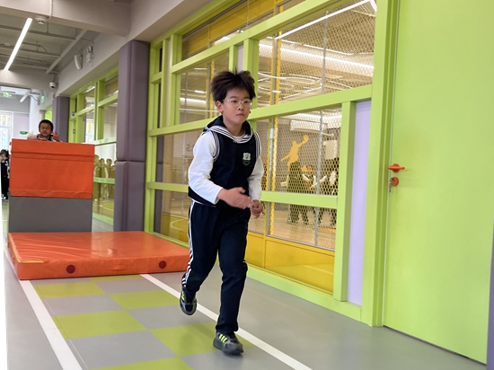 學(xué)生在南樓二層的體能教師訓(xùn)練。人民網(wǎng)記者孫競(jìng) 攝