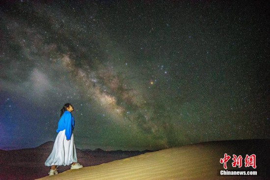 圖為6月20日晚，游客在西藏阿里暗夜公園與銀河“合影”。曹枝清 攝
