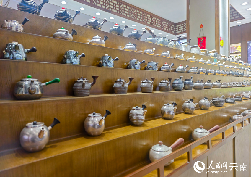 8新華村一家銀器店里的各類銀器。人民網(wǎng)記者 符皓攝