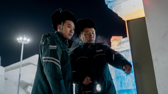 長(zhǎng)春市冰雪新天地園區(qū)內(nèi)，長(zhǎng)春市雙陽(yáng)區(qū)供電公司工作人員正在檢查低壓配電箱。新華社記者 段續(xù) 攝