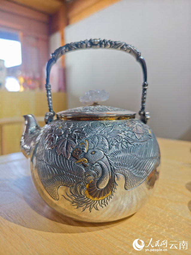 李耀華制作的銀壺。人民網(wǎng)記者 符皓攝