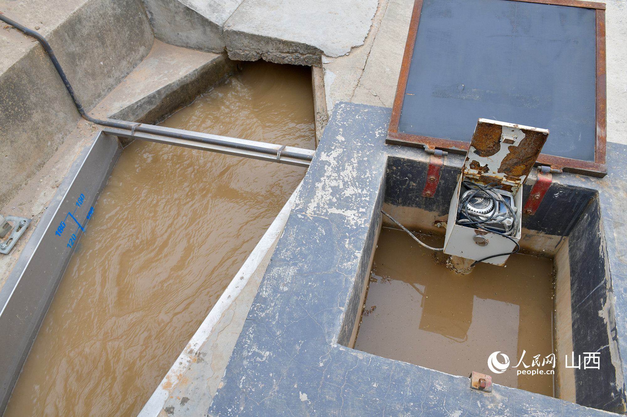 灌區(qū)渠口的計量設(shè)施。人民網(wǎng)記者 焦搏文攝