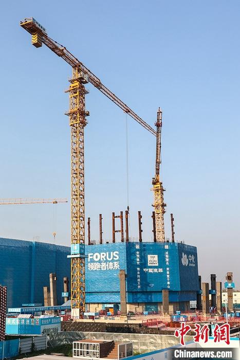 從完成頂層設(shè)計(jì)到如火如荼大規(guī)模建設(shè)，六年來，雄安新區(qū)如春天的竹子一般拔節(jié)生長，這座承載千年大計(jì)的“未來之城”已雄姿初顯。從“一張白紙”開始著墨，如今的雄安新區(qū)已是濃墨重彩的“山水畫”。<a target='_blank' href='/'>中新社</a>記者近日走訪了雄安新區(qū)多地，從“藍(lán)綠金”三色感受這座“未來之城”的巨大變化。圖為7月19日，河北雄安新區(qū)，中國中化總部基地項(xiàng)目施工現(xiàn)場。 <a target='_blank' href='/'>中新社</a>記者 易海菲 攝