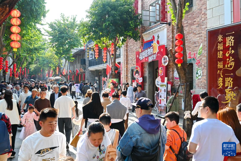 2月22日，市民游客在福州上下杭歷史文化街區(qū)參觀游覽。新華社記者林善傳 攝