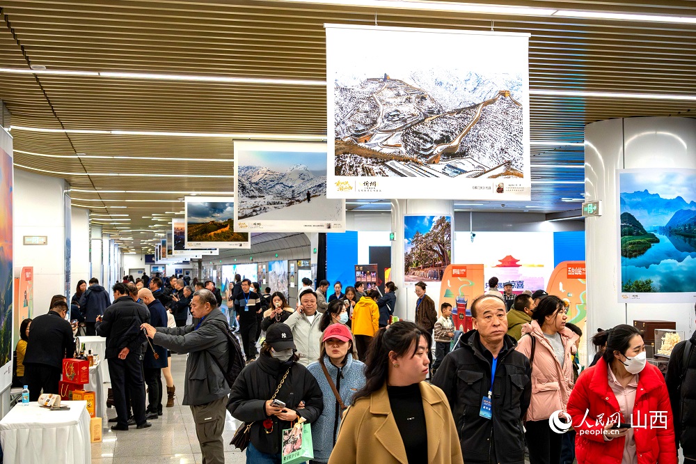 “相約忻州·盡享冬韻”暨“乘地鐵游山西”主題攝影展（忻州）在太原地鐵長風(fēng)街站啟幕。