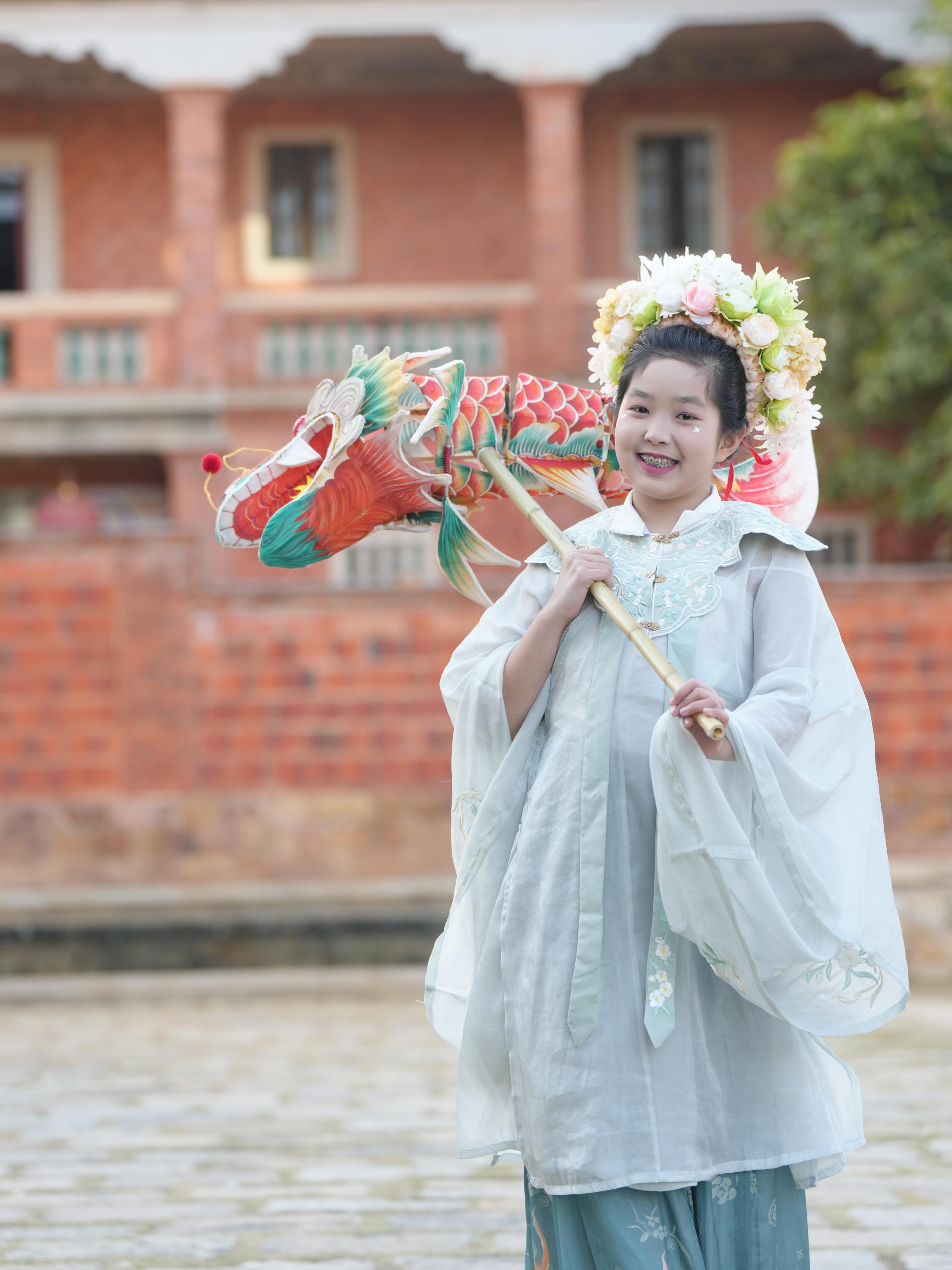 在泉州，沈女士為女兒拍下頭戴簪花的照片。受訪者供圖