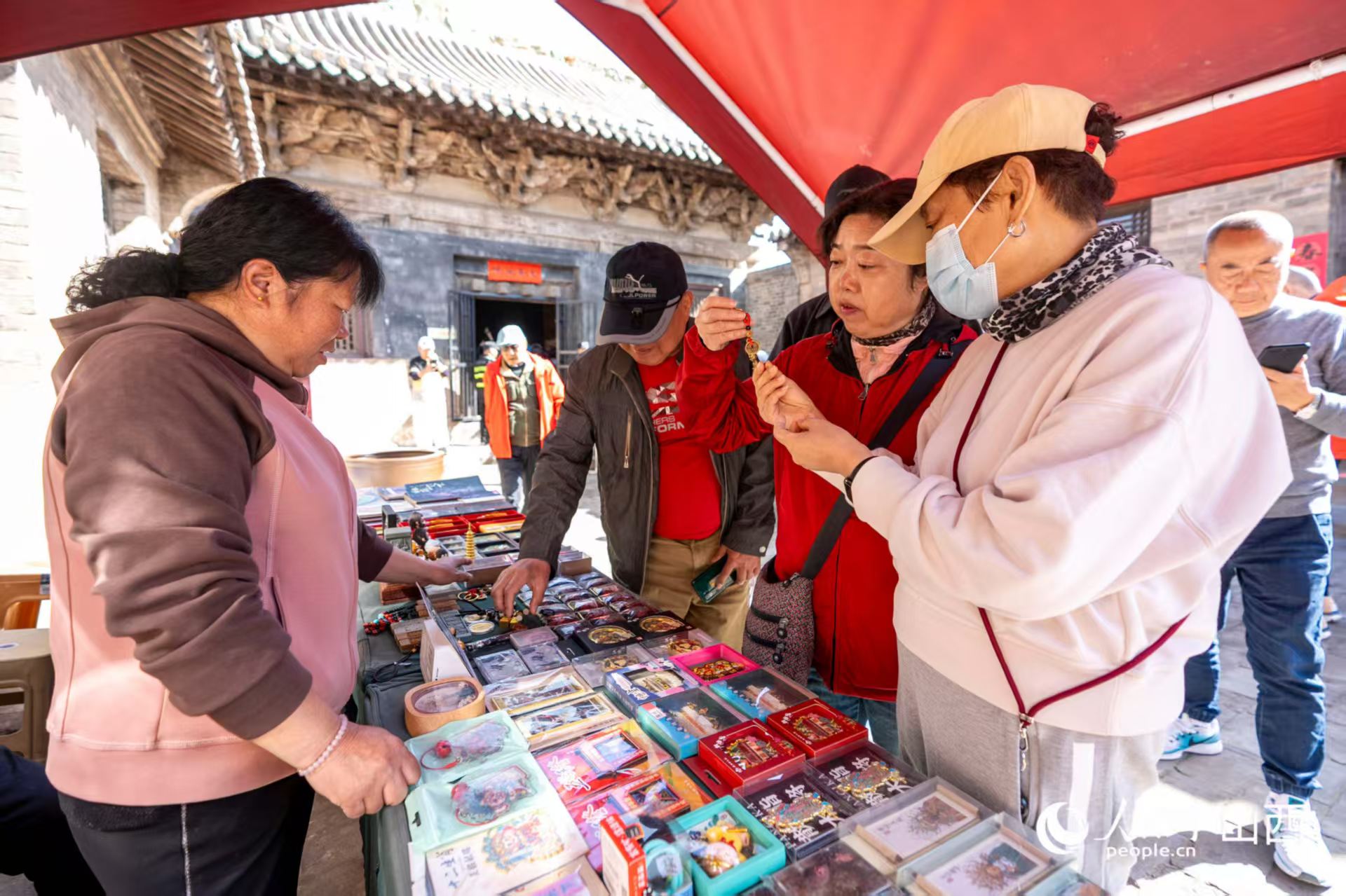 游客在山西省高平市鐵佛寺選購文創(chuàng)產(chǎn)品。人民網(wǎng)記者 盧鵬宇攝