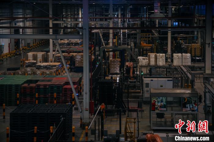 基地依托數(shù)字技術(shù)打造“黑燈工廠”?！±钅宪?攝