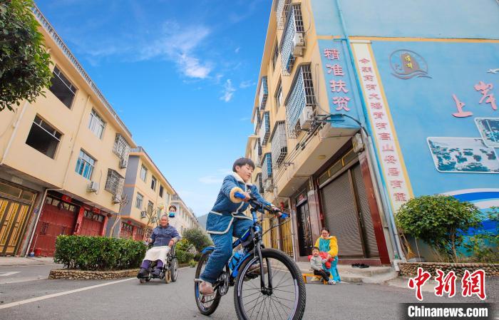 溪邳村一角?！菓c堂 攝