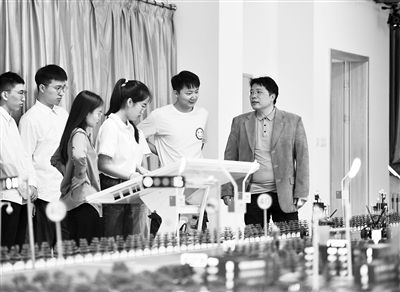 圖為天津大學(xué)智能與計(jì)算學(xué)部教師在沙盤(pán)教室內(nèi)給學(xué)生講授智能駕駛等方面的內(nèi)容。 新華社記者 趙子碩攝