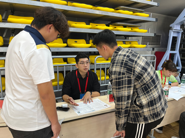 招聘會上，老師為畢業(yè)生開展就業(yè)指導(dǎo)。校方供圖