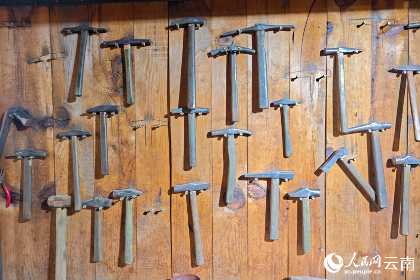 新華村銀器加工作坊里的小錘。人民網(wǎng)記者 符皓攝