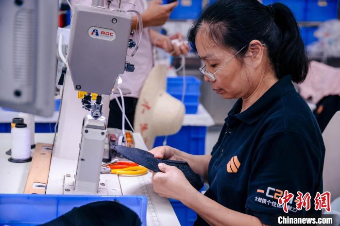 圖為員工在生產(chǎn)線工作。　李南軒 攝