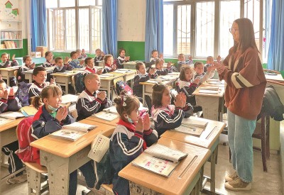 2023年5月，西北師范大學(xué)學(xué)生在新疆阿克蘇地區(qū)溫宿縣吐木秀克鎮(zhèn)第一小學(xué)實習(xí)支教。 卓杰攝