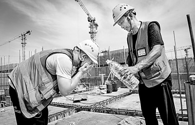 近日，多地迎來高溫天氣，圖為中鐵十二局工人在河北雄安新區(qū)大河片區(qū)安置房項目建設(shè)現(xiàn)場洗臉解暑。 新華社發(fā)