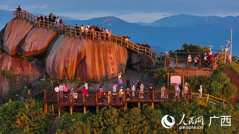 游客在觀賞日出。人民網(wǎng) 雷琦竣攝