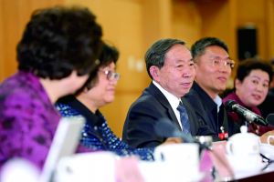 3月8日，全國政協(xié)舉行教育界別聯(lián)組會議，教育部部長袁貴仁右三到會聽取建議。