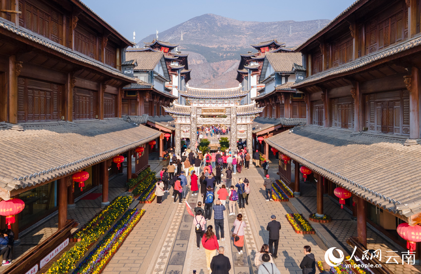 游客打卡新華村。人民網(wǎng)記者 符皓攝