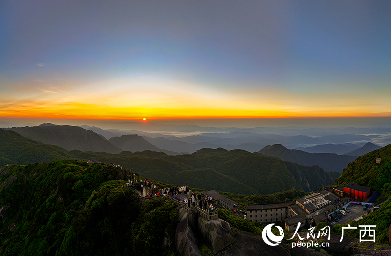 紅日破云而出。人民網(wǎng) 雷琦竣攝