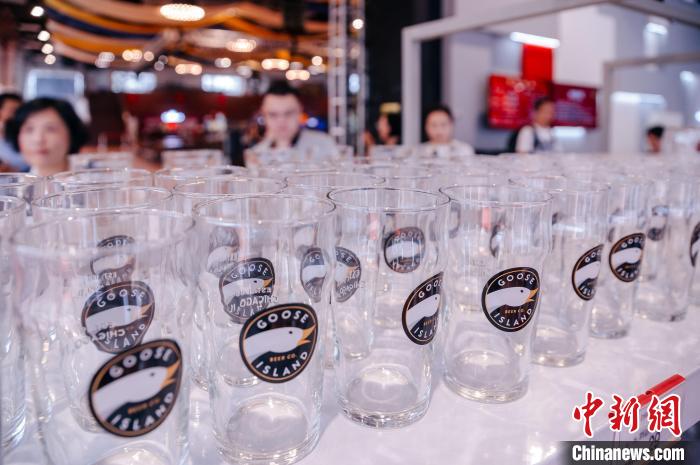 基地內(nèi)，各式啤酒文化周邊產(chǎn)品在出售。　李南軒 攝