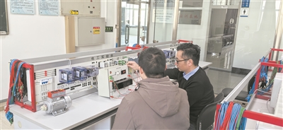 圖為哈爾濱工程大學教師指導學生開展新工科課程的實驗項目。受訪者供圖