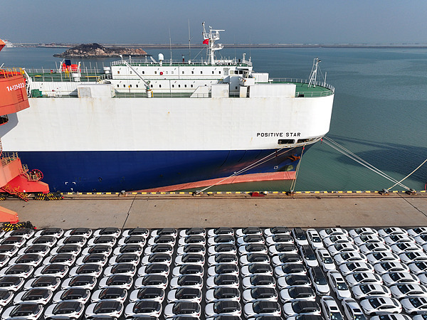 在江蘇省連云港，中國生產(chǎn)的汽車正加緊裝船出口海外。