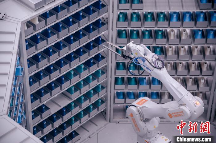 車間里，鞋楦配送機械臂在有序工作。　李南軒 攝