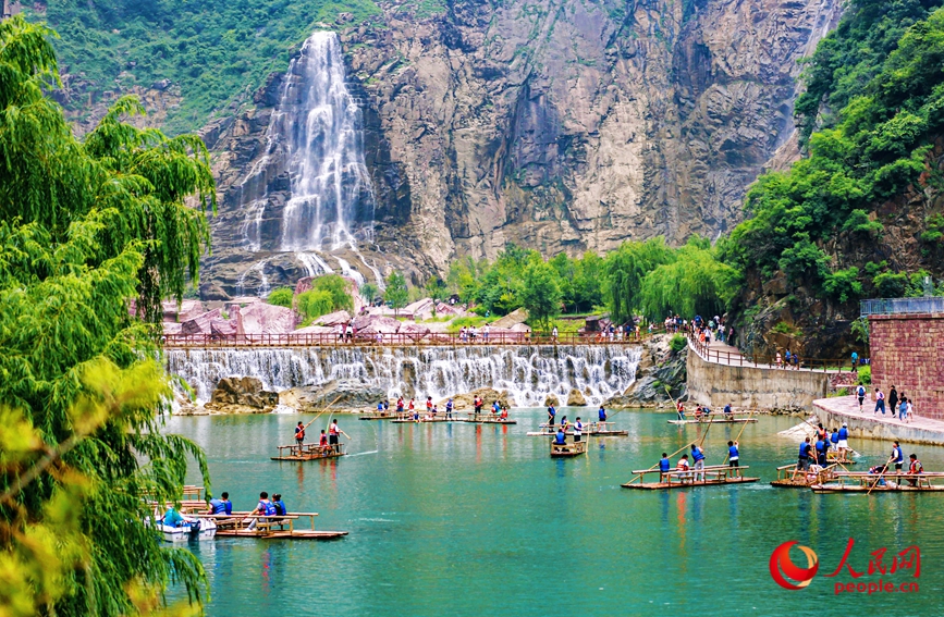 泛舟水上，成為酷熱夏季的一個(gè)避暑良方。人民網(wǎng)記者 王佩攝