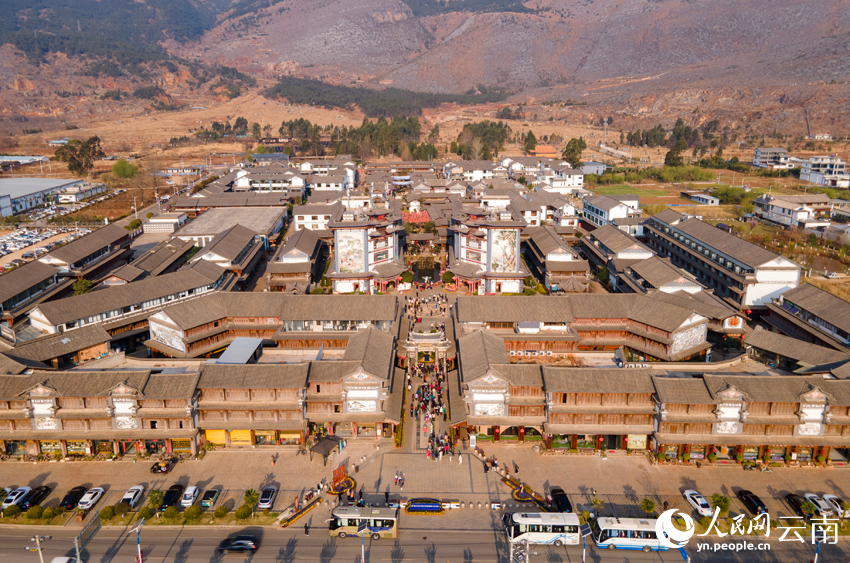 密布銀器加工作坊的新華村。人民網(wǎng)記者 符皓攝