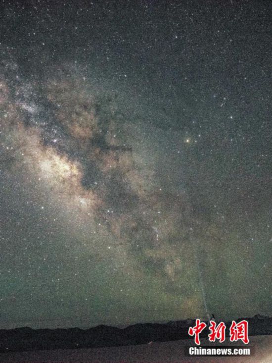 圖為6月20日晚游客在西藏阿里暗夜公園，與銀河“合影”。曹枝清 攝