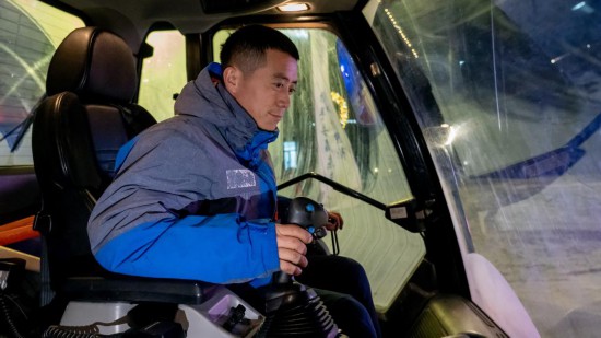 吉林市松花湖滑雪度假區(qū)內(nèi)，工作人員正駕駛壓雪車(chē)平整雪道。新華社記者 唐成卓 攝