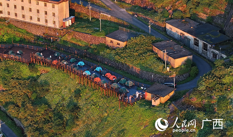 山頂露營區(qū)。人民網(wǎng) 雷琦竣攝