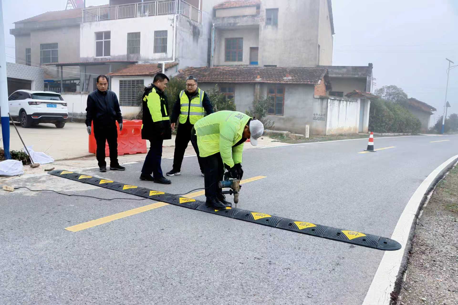 養(yǎng)護(hù)工對(duì)農(nóng)村公路進(jìn)行日常巡查、養(yǎng)護(hù)。受訪方供圖