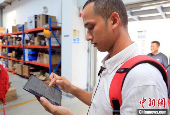 4日下午，西南交通大學(xué)孟加拉國(guó)留學(xué)生Zahidul Alam正借助“AI學(xué)伴”學(xué)習(xí)AI。 中新社記者 王磊 攝