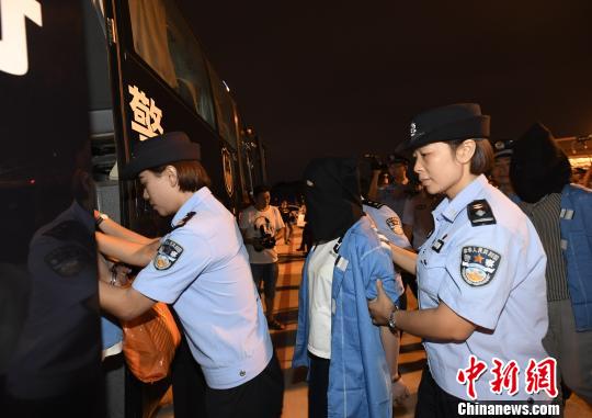 犯罪嫌疑人被押上押解車。 安源 攝