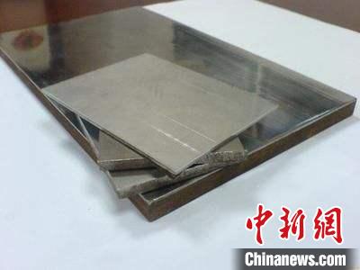 企業(yè)展示的金屬復(fù)合材料產(chǎn)品。　張婭子 攝