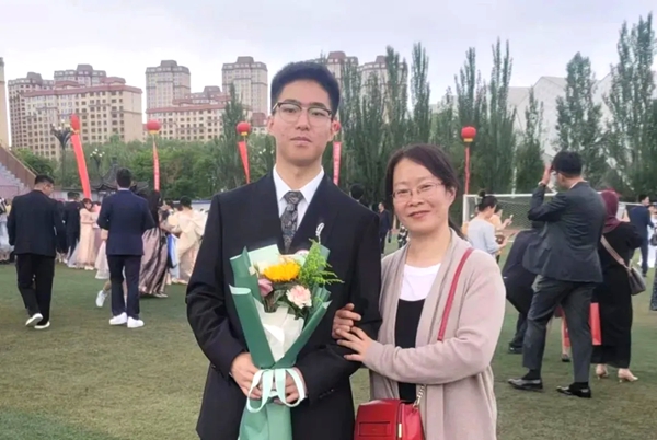 劉傲寒和媽媽合影。北航供圖