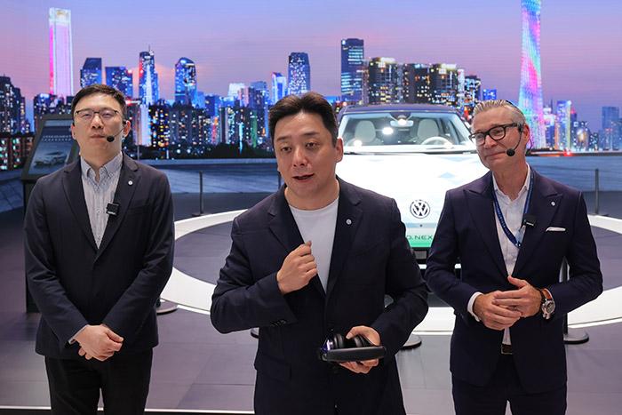 11月17日，上汽大眾汽車有限公司銷售與市場(chǎng)執(zhí)行副總經(jīng)理、上海上汽大眾汽車銷售有限公司總經(jīng)理俞經(jīng)民(中間)參加廣州車展展臺(tái)活動(dòng)。 上汽大眾 供圖