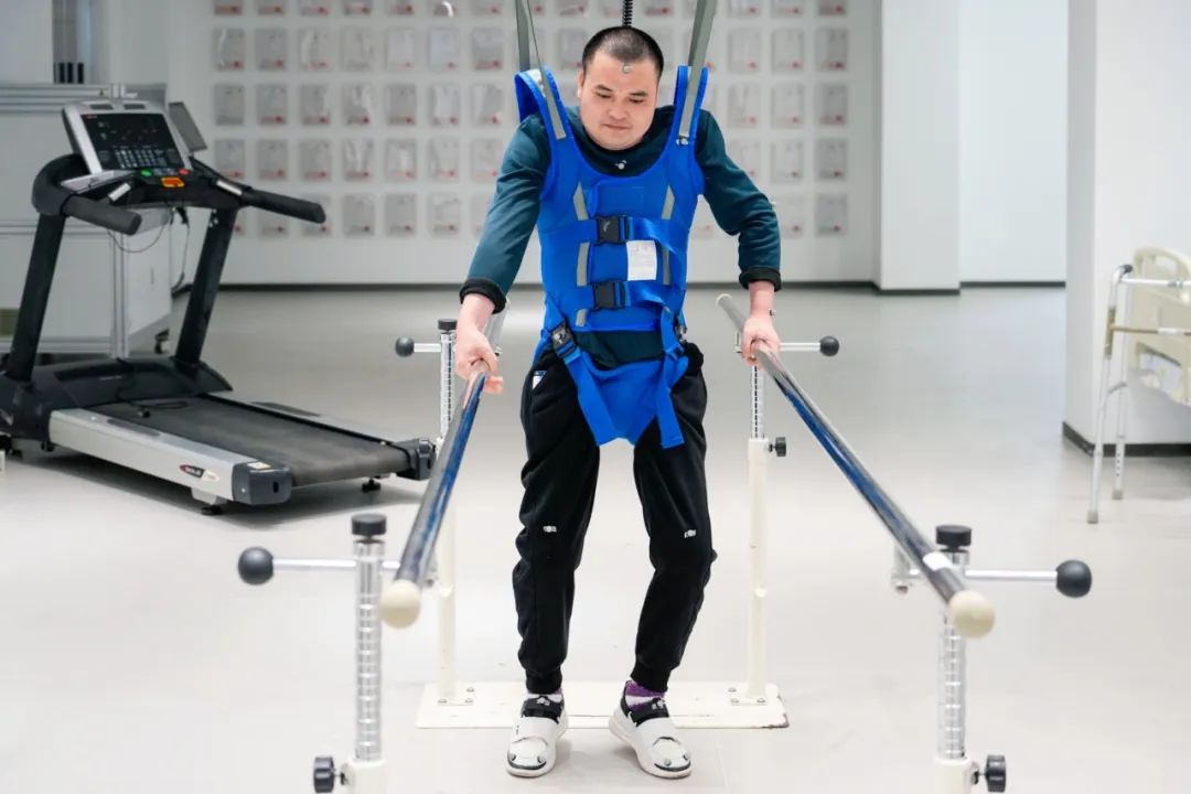 在術(shù)后第14天，患者依靠自身運動意圖行走。復(fù)旦大學(xué)供圖