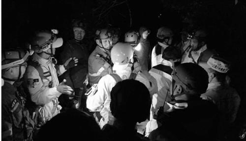 救援隊在龍山搜尋。