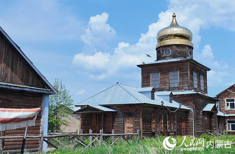 頗具特色的“木刻楞”房屋。人民網(wǎng)記者 齊浩男攝