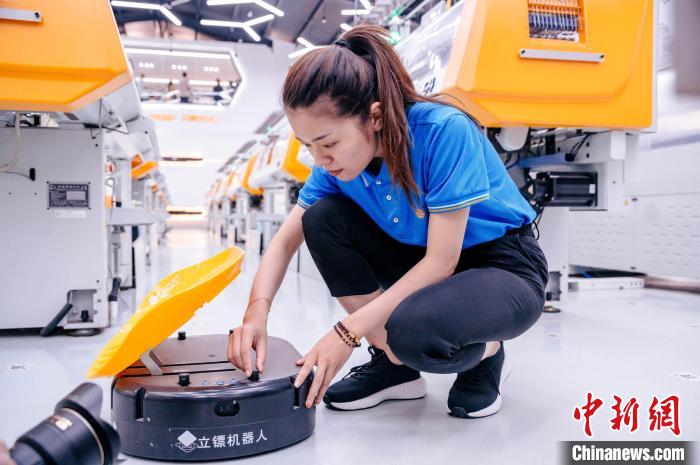 圖為員工在調(diào)試AGV搬運機器人。　李南軒 攝