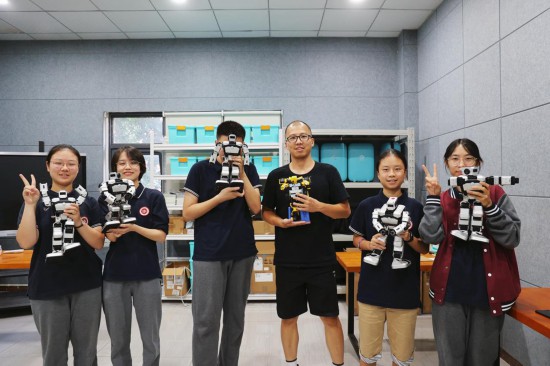 重慶八中科學(xué)城中學(xué)校科創(chuàng)社團(tuán)。