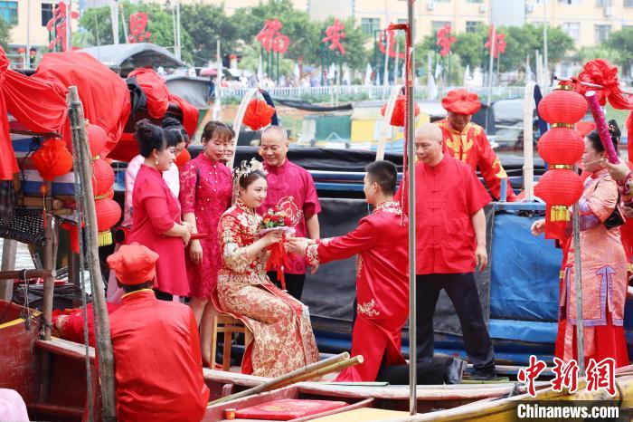 連家船民婚俗秀之迎親禮和成親禮?！×珠派?攝