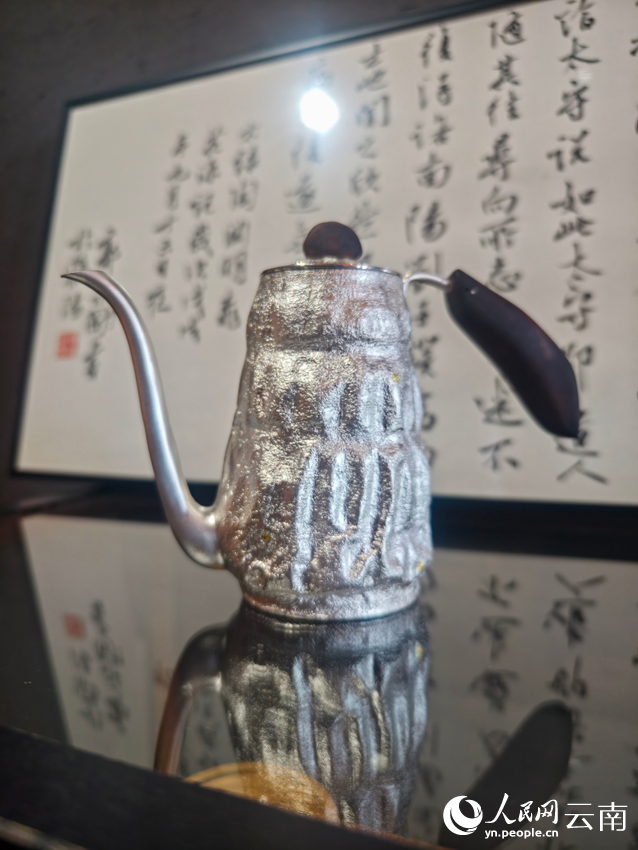李杰加工制作的銀壺。人民網(wǎng)記者 符皓攝