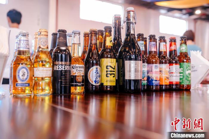 莆田基地主要生產(chǎn)全球旗艦品牌百威、科羅娜、貝克等啤酒，并生產(chǎn)雪津啤酒、雪山啤酒、藍妹啤酒等?！±钅宪?攝