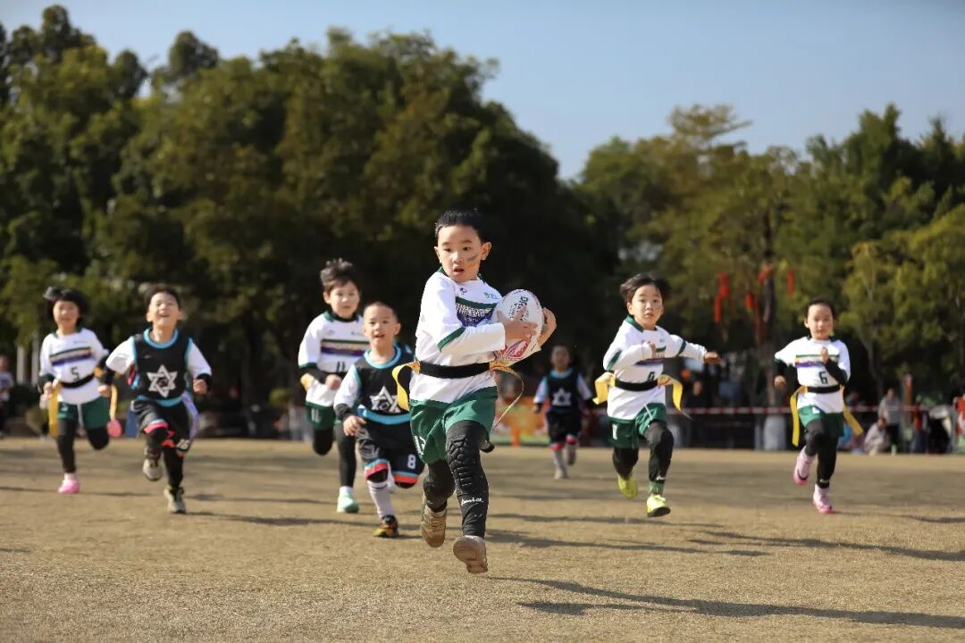 福建省福州市兒童公園，幼兒組隊(duì)員正在進(jìn)行橄欖球比賽。謝貴明攝（人民視覺）