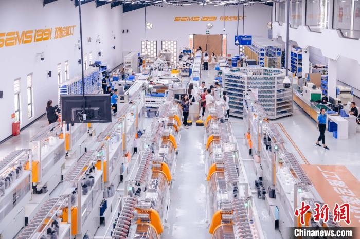 “高質(zhì)量發(fā)展調(diào)研行”主題采訪活動來到福建莆田雙馳鞋業(yè)個性化定制示范工廠。　李南軒 攝